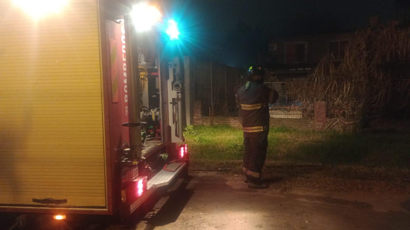 Un árbol se prendió fuego en Funes y los Bomberos tuvieron que pedir a la EPE que corte la luz por prevención